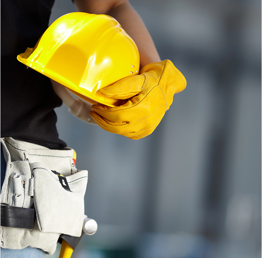 persona sosteniendo un casco de construccion amarillo