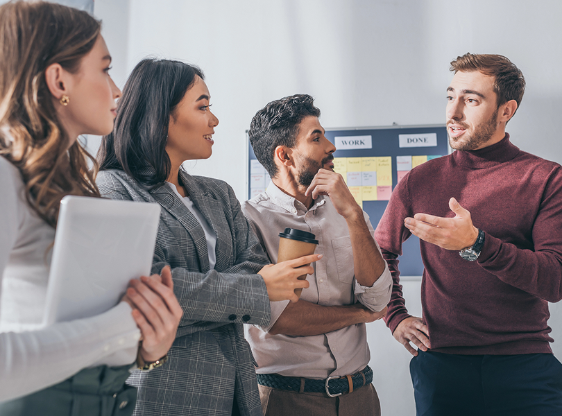 personas ejecutivas hablando