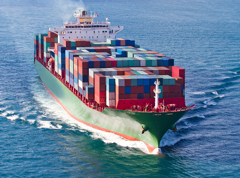 barco de carga de containers en el mar